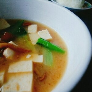 小松菜となめこと豆腐のお味噌汁